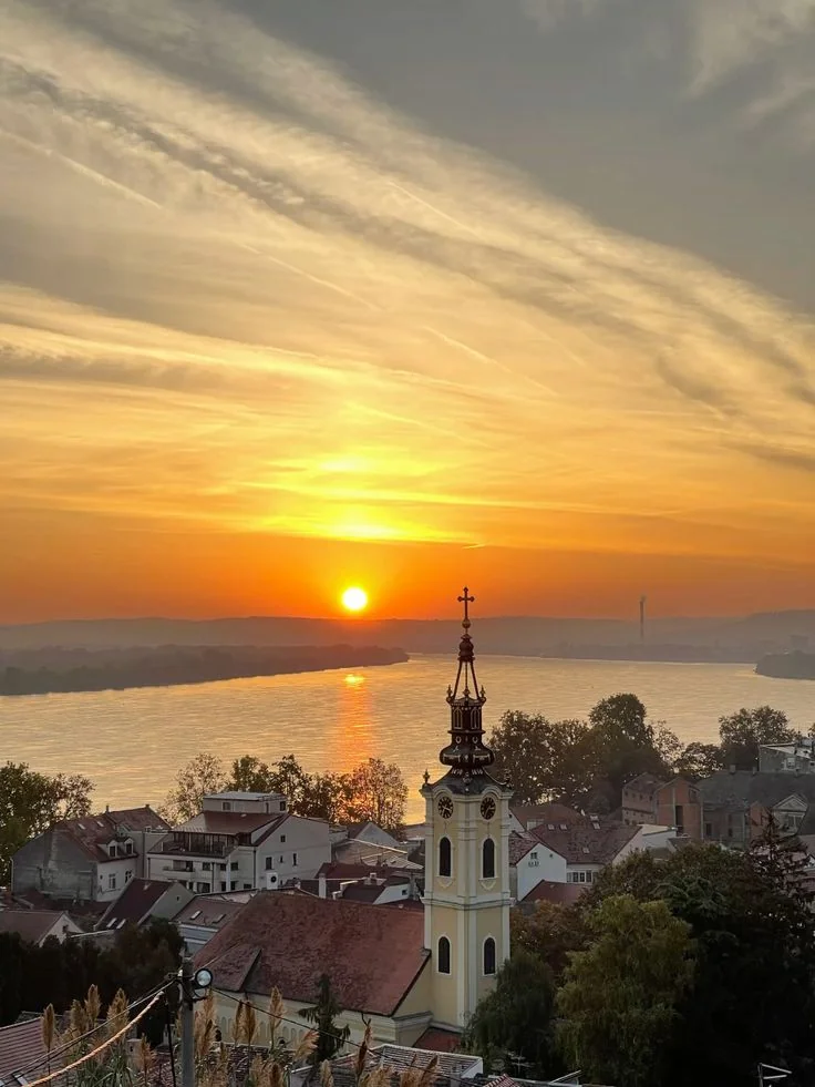 Zalazak sunca nad Zemunom Beograd – romantično veče blizu hotela Mini City