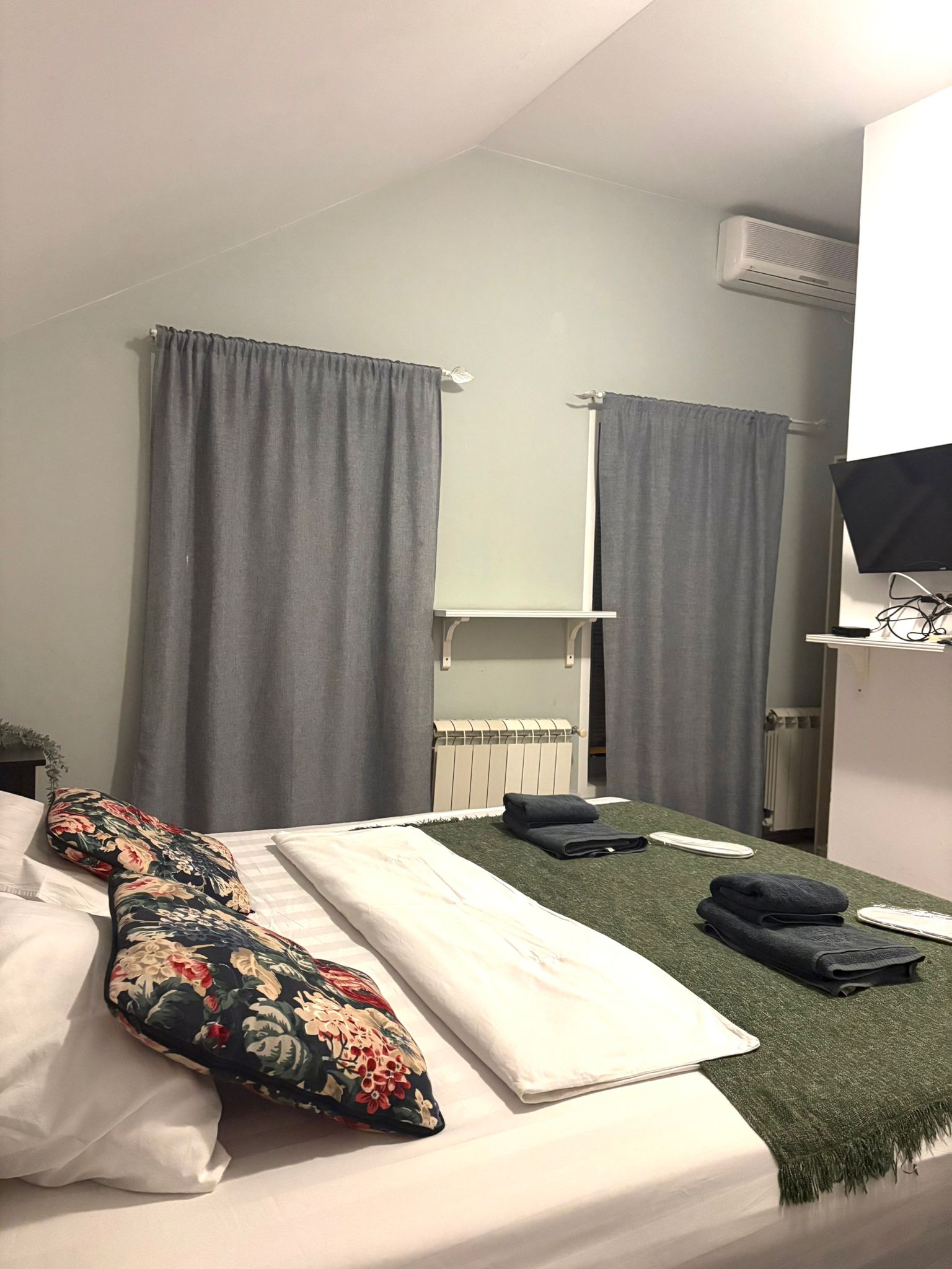 Izgled dvokrevetne sobe u hotelu Mini City Altina iz drugog ugla